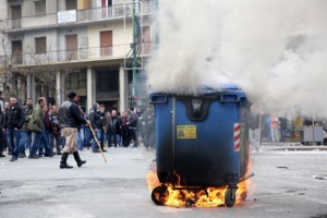 Ταυτοποιήθηκαν τρία άτομα για επιθέσεις κατά αστυνομικών στην πλατεία Βάθη