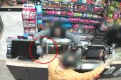 Θεσσαλονίκη: Ληστεία σε κατάστημα της Χαριλάου – Ψέκασαν με σπρέι τον υπάλληλο (ΒΙΝΤΕΟ)
