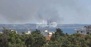 Θεσσαλονίκη: Μάχη με τις αναζωπυρώσεις στην Περαία – Εκρήξεις και τοξικός καπνός από την καύση απορριμμάτων