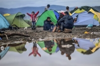 Εικόνες ντροπής στην Ειδομένη: Απλωμένα χέρια, φωνές και σπρωξίματα για λίγο φαγητό - Συγκλονίζει το πρώτο μπάνιο νεογέννητου στις λάσπες