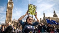 Βρετανοί διαδηλώνουν κατά του Brexit