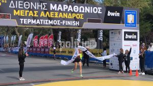 Μαραθώνιος – Θεσσαλονίκη: Η Ειρήνη Πεφκιανάκη πρώτη στην κατηγορία γυναικών (vid &amp; pics)