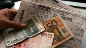 Που θα πάει αυτή η βαλίτσα; Συνεχίζουν να έρχονται φουσκωμένοι λογαριασμοί ρεύματος – Σε απόγνωση οι πολίτες