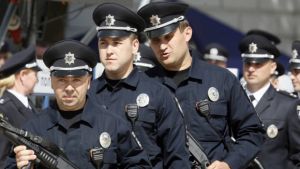 Συναγερμός στο Κίεβο: Άνδρας απειλεί να ανατινάξει τράπεζα