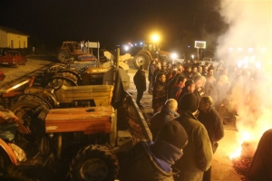 Παραμένουν στα μπλόκα την Δευτέρα αγρότες και κτηνοτρόφοι