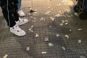 Απίστευτο θέαμα στη Θεσσαλονίκη: Έσκισε χαρτονομίσματα και τα σκόρπισε στην Τσιμισκή (vid)