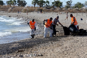 Συνεχίζεται η επιχείρηση απορρύπανσης των ακτών Σαλαμίνας, Πειραιά και Γλυφάδας