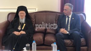 Στο ΥΜΑΘ ο Πατριάρχης Βαρθολομαίος – Το δώρο Καλαφάτη στον Παναγιώτατο (pics &amp; vid)