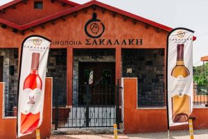 Οινοποιεία Σακαλάκη: Ο Θεός έφτιαξε το νερό. O άνθρωπος έφτιαξε το κρασί.