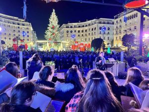 Θεσσαλονίκη: Πάνω από 750 παιδιά και νέοι τραγούδησαν χριστουγεννιάτικες μελωδίες στη γιορτινή Αριστοτέλους
