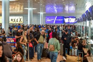 Χιλιάδες επιβάτες συνωστίζονται στο αεροδρόμιο του Τελ Αβίβ για να φύγουν από τη χώρα