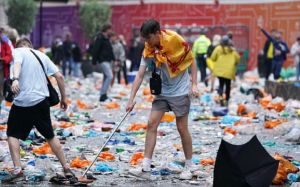 Bρετανία: Οπαδοί της Σκωτίας καθάρισαν πλατεία που λέρωσαν πριν το βρετανικό ντέρμπι