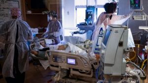 ΗΠΑ: Ξεπέρασαν τους 100.000 οι θάνατοι από COVID-19 μέσα στο 2021