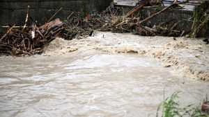 Καταστροφική υπερχείλιση στη βόρεια Ιταλία – Κάτοικοι αναζητούν σωτηρία στις στέγες