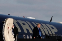 Αναβάλει ο Τραμπ τις ανακοινώσεις για το πώς θα μείνει «μακριά από μπίζνες»