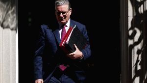 Διχασμένοι οι Εργατικοί στη Βρετανία: 86 βουλευτές ζητούν παραίτηση Στάρμερ, ενώ 100 τον στηρίζουν