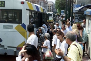 Γερανοί αναλαμβάνουν τη «φύλαξη» των λεωφορειολωρίδων