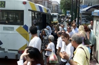 Γερανοί αναλαμβάνουν τη «φύλαξη» των λεωφορειολωρίδων