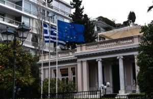 Μαξίμου: Ο Μητσοτάκης συνηγορεί υπέρ του ΔΝΤ και της διαπλοκής