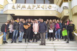 Η χορωδία του 3ου Γυμνασίου τα έψαλε στο δήμαρχο Κιλκίς