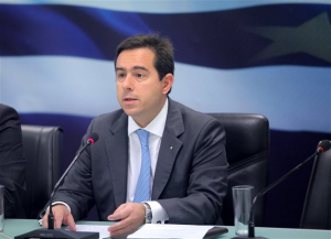 Αποχώρησε ο Μηταράκης από την Εξεταστική διότι αρνούνται στην σύζυγο Στουρνάρα να καταθέσει