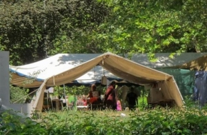 Ομάδες νέων έστησαν σκηνές στο ΑΠΘ για το camp αντιεξουσιαστών