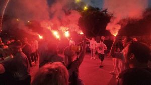 Εκλογές 2023 – Θεσσαλονίκη: Πανηγυρισμοί με καπνογόνα και συνθήματα στα γραφεία της ΝΔ (ΒΙΝΤΕΟ &amp; ΦΩΤΟ)