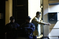 Σιωπηλή διαμαρτυρία έξω από το γραφείο του Μιχ. Ζαφειρόπουλου