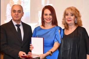 Βράβευση με μηνύματα: Η Τάνια Κιουμουρτζίδου αφιερώνει τη διάκριση σε όλες τις γυναίκες