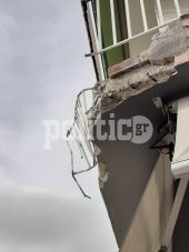 Θεσσαλονίκη: Φορτηγό ξήλωσε μπαλκόνι σπιτιού στην Άνω Πόλη – «Ο οδηγός έβαλε τα κλάματα» λέει ο ιδιοκτήτης (ΦΩΤΟ)