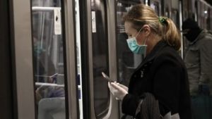 Κορονoϊός: Την επαναφορά της υποχρεωτικής χρήσης μάσκας εξετάζει η Ισπανία