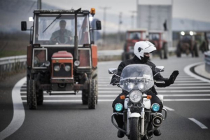 Τρίκαλα: Νέο αγροτικό μπλόκο στον κόμβο Μεγαλοχωρίου