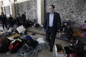 Λαφαζάνης από τον Πειραιά: Οι εθελοντές σώζουν την τιμή της χώρας