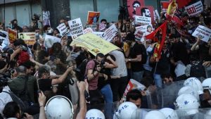 Τουρκία: Επεισόδια στην πλατεία Ταξίμ σε διαδηλώσεις κατά του Ερντογάν – Σχεδόν 200 συλλήψεις