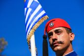 Θεσσαλονίκη: Η συγκινητική στιγμή του δακρυσμένου Εύζωνα στη μεγάλη στρατιωτική παρέλαση (ΕΙΚΟΝΕΣ)