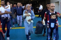 Κατά χιλιάδες φτάνουν οιπρόσφυγες στον Πειραιά