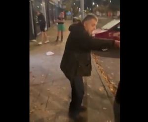 Εκτός κόμματος ο καυγατζής βουλευτής των Εργατικών Γρονθοκόπησε περαστικό που λέει ότι τον απείλησε