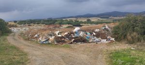 Θεσσαλονίκη: 54χρονος πέταξε μπάζα, έπιπλα και βαλίτσες σε ρέμα στη Θέρμη – Σχηματίστηκε δικογραφία