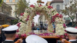 Θεσσαλονίκη: Με λαμπρότητα η πρώτη περιφορά του Επιταφίου από τον Άγιο Μηνά (ΦΩΤΟ – ΒΙΝΤΕΟ)