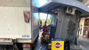 Σοβαρό ατύχημα με φορτηγό σε περίπτερο στον πεζόδρομο της Αγίας Σοφίας