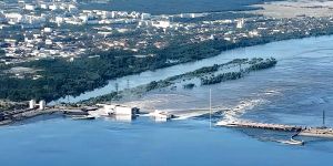 Greenpeace: Αυξήθηκε ο κίνδυνος για τον πυρηνικό σταθμό της Ζαπορίζια μετά την έκρηξη στο φράγμα Καχόβκα