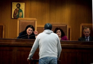 Λιποθυμία μάρτυρα - αστυνομικού στη δίκη της Χρυσής Αυγής