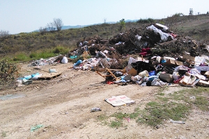 Η πρόχειρη χωματερή “ζει και βασιλεύει” στο Χέρσο