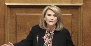 Σ. Βούλτεψη: «Η αντιπολίτευση συνδέει λανθασμένα τη χούντα με την τρόικα»