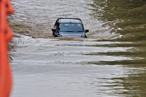 Ινδία: Τουλάχιστον 15 νεκροί από πλημμύρες και κατολισθήσεις
