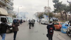 Θεσσαλονίκη: Επεισόδια μετά την πορεία για τα Τέμπη – Μολότοφ, πέτρες και χημικά (ΕΙΚΟΝΕΣ- ΒΙΝΤΕΟ)