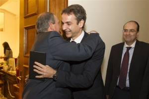 Σε εξέλιξη η συνάντηση Μητσοτάκη με τον Κ.Καραμανλή