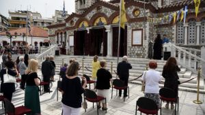 Θεία λειτουργία στην «μετά κορωνοϊού εποχή» : Ούρες, αντισηπτικά και κάρτες εισόδου (pics)