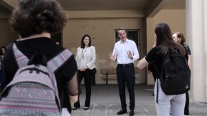 Την Κυριακή η κρίσιμη τηλεδιάσκεψη υπό τον Μητσοτάκη για τα δημοτικά