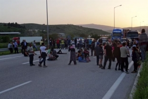 Κόπηκε η κυκλοφορία στην Αθηνών - Λαμίας από πρόσφυγες